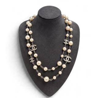 Chanel Sautoir Perles et Logo CC