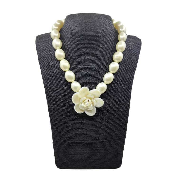 Collier Chanel Camelia Mother of Pearl Vintage