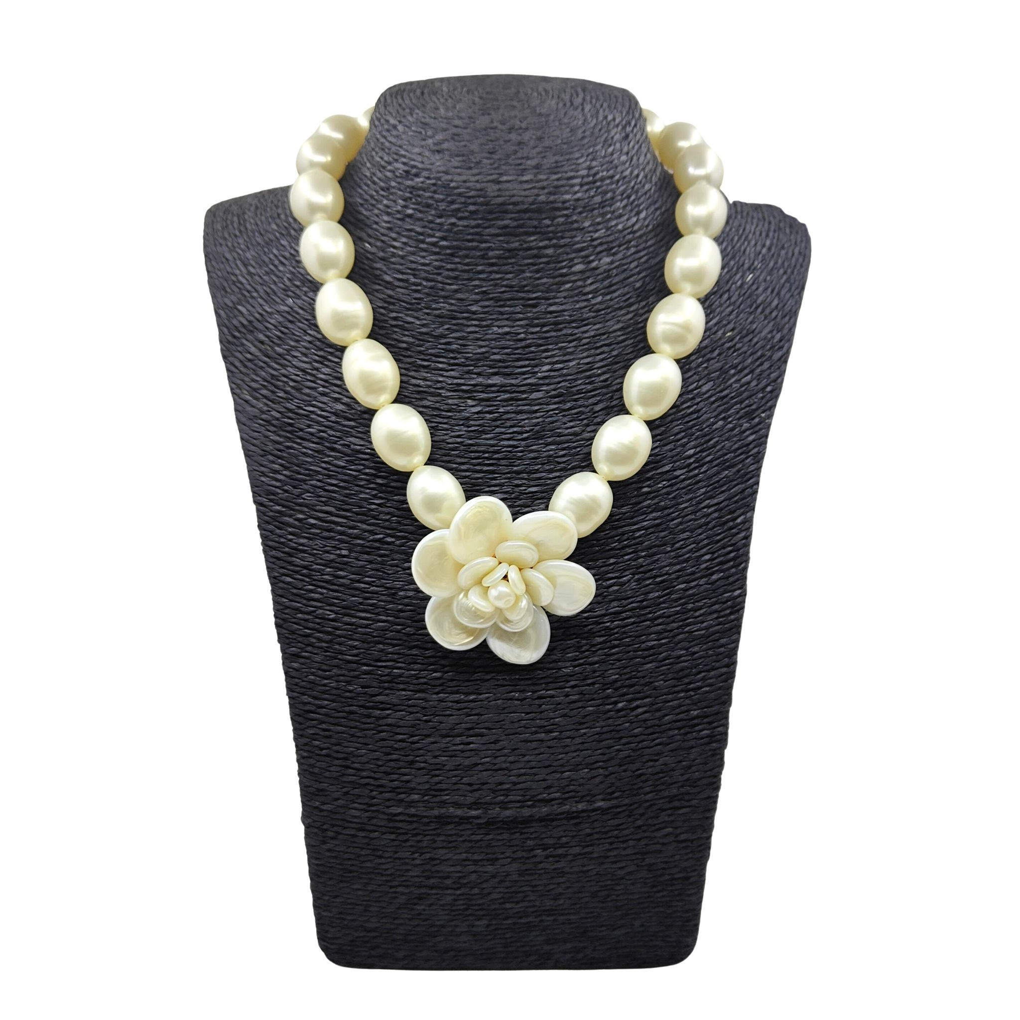 chanel pearl flower necklace vintage