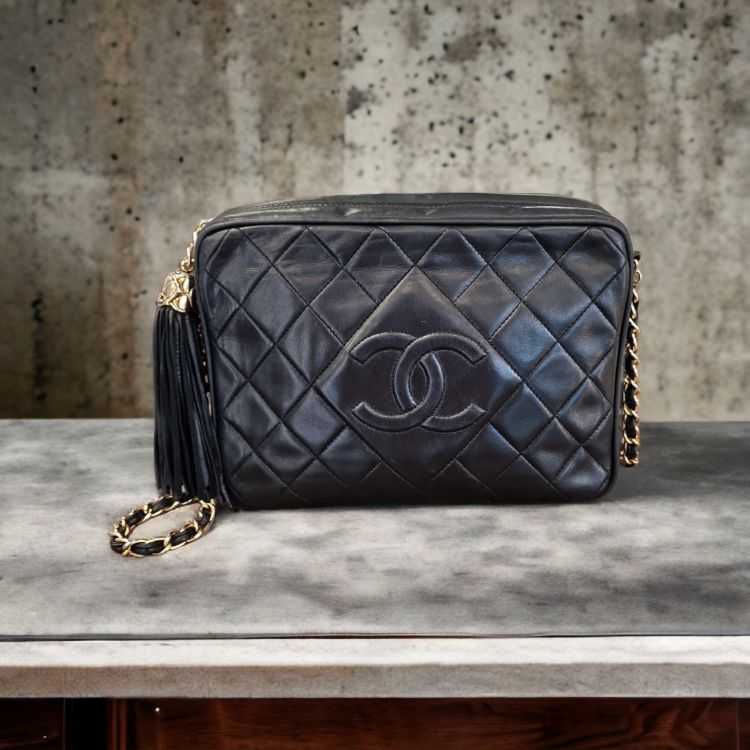 Chanel bandoulière CC Matelasse en cuir d'agneau noir - LuxeForYou