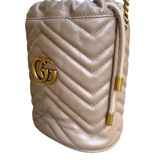 Sac Gucci Seau GG Marmont Petit Format Cuir Taupe