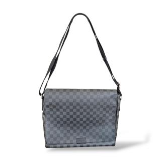 Louis Vuitton District GM Messenger